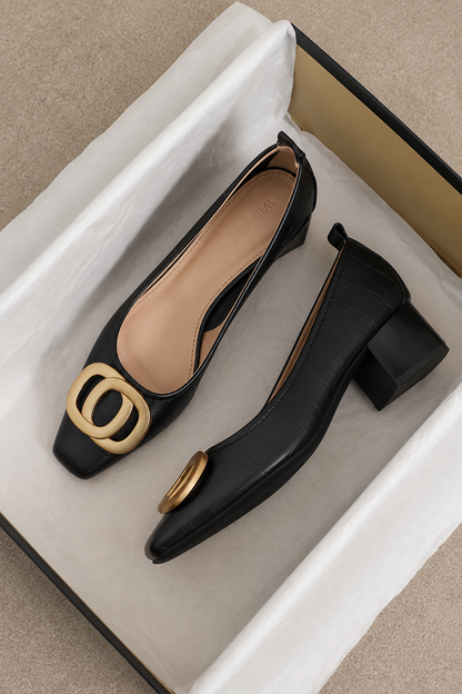 Cayetana | Zapatos de Tacón con Emblema Dorado
