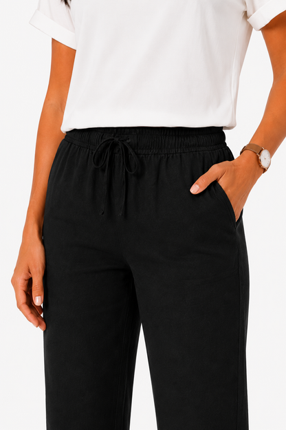 Pantalón fluido de Vera Serrat con cintura elástica, en color oscuro, tejido ligero y cómodo para uso diario.