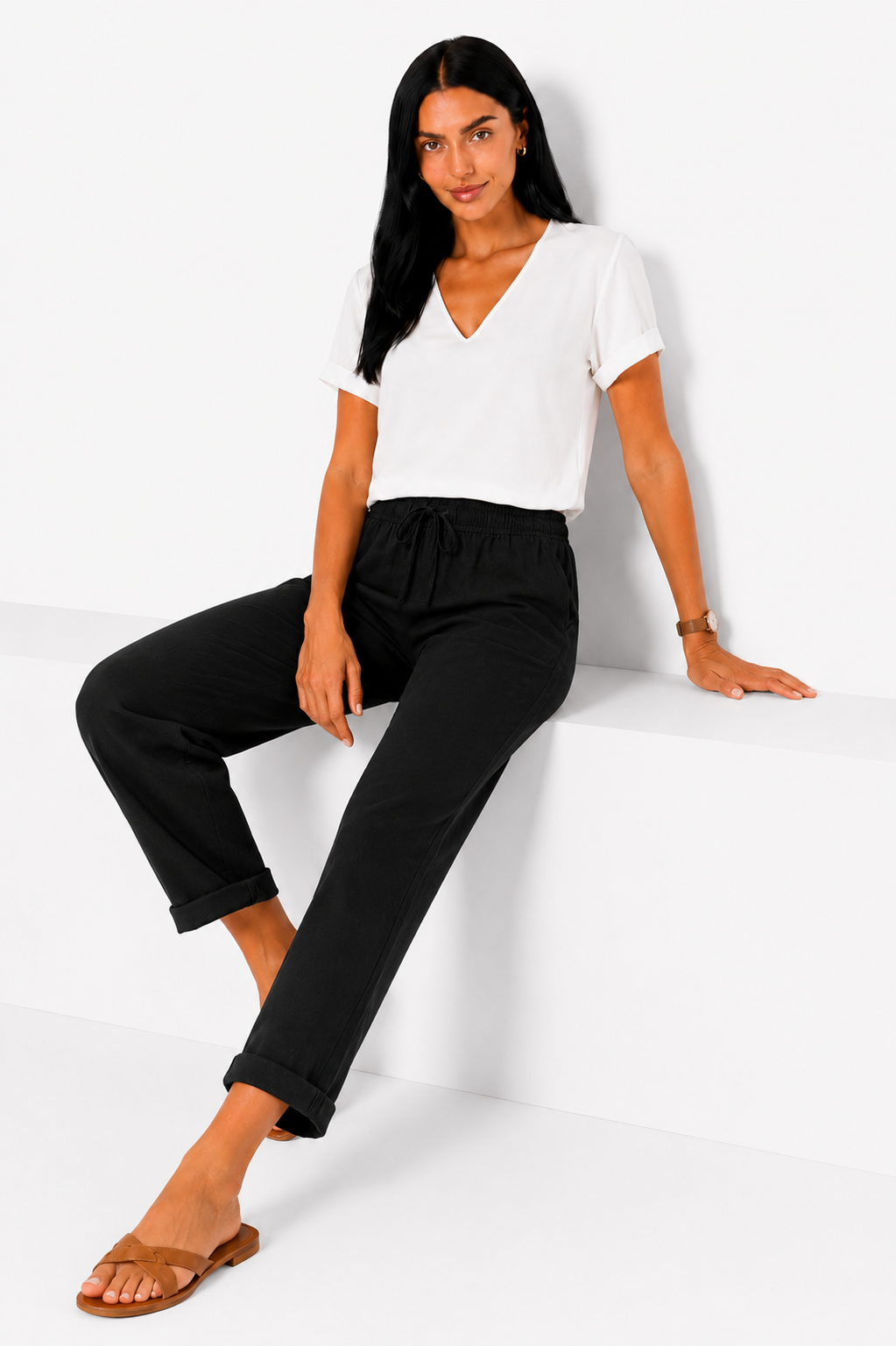 Pantalón fluido con cintura elástica de la marca Vera Serrat, en color negro, mostrado en una modelo.