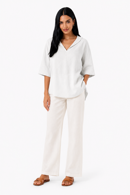 Blusa blanca de corte fluido de la marca Vera Serrat, mostrada en un estilo elegante y cómodo.