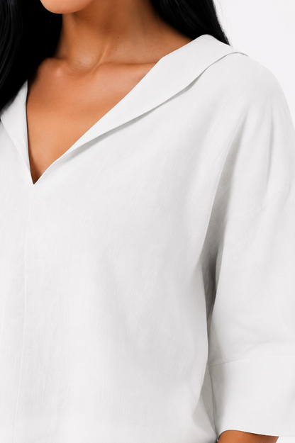 Blusa blanca de corte fluido de la marca Vera Serrat, con diseño elegante y tela ligera para un estilo cómodo y sofisticado.