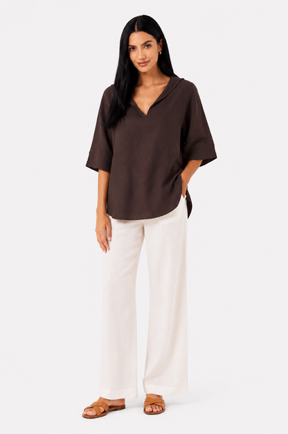 Blusa blanca de corte fluido de la marca Vera Serrat, con diseño elegante y tejido ligero, vista frontal.