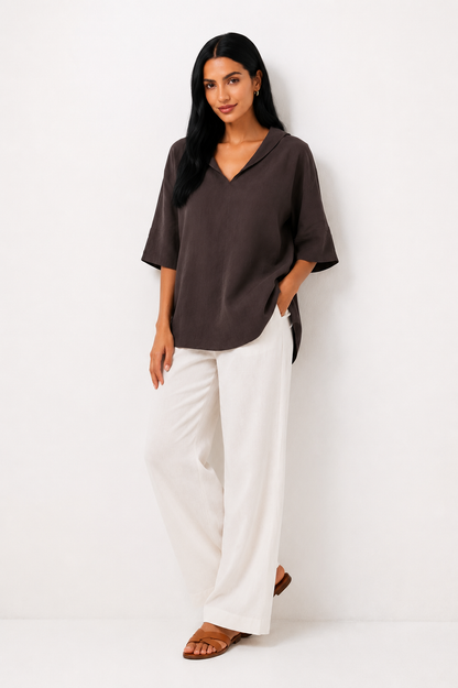 Blusa blanca de corte fluido de la marca Vera Serrat, modelo Lucía, con diseño elegante y tela ligera.