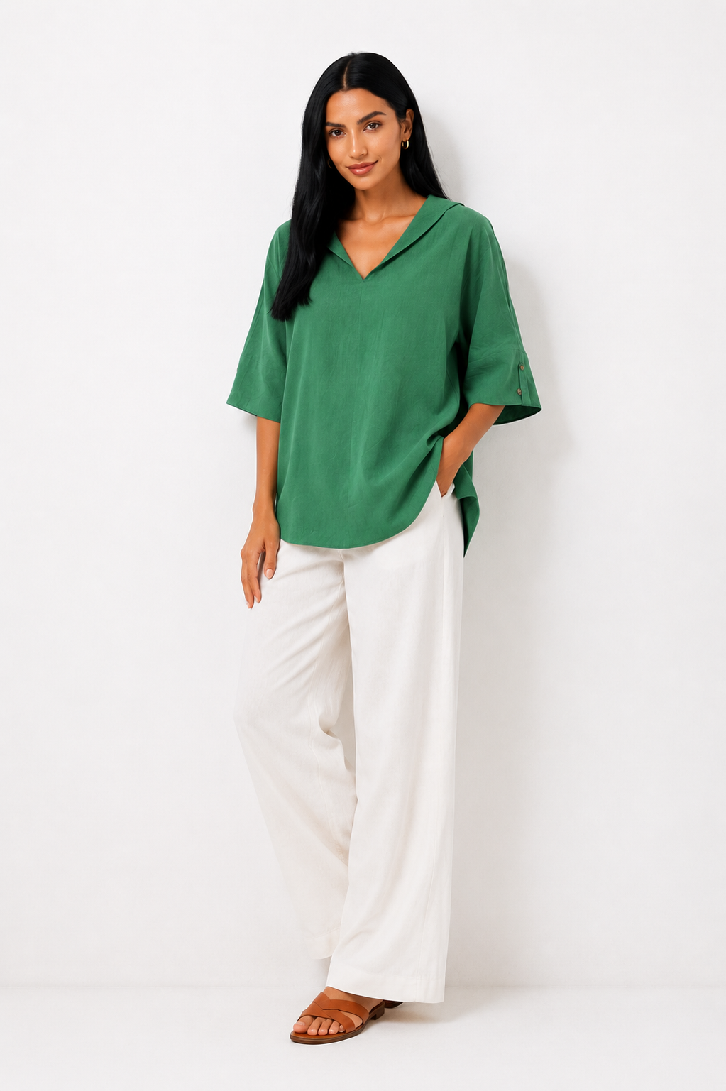 Blusa blanca de corte fluido de la marca Vera Serrat, con diseño elegante y tejido ligero sobre fondo blanco.