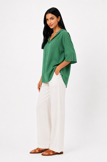 Blusa blanca de corte fluido de la marca Vera Serrat, con diseño elegante y cómodo para ocasiones casuales y formales.