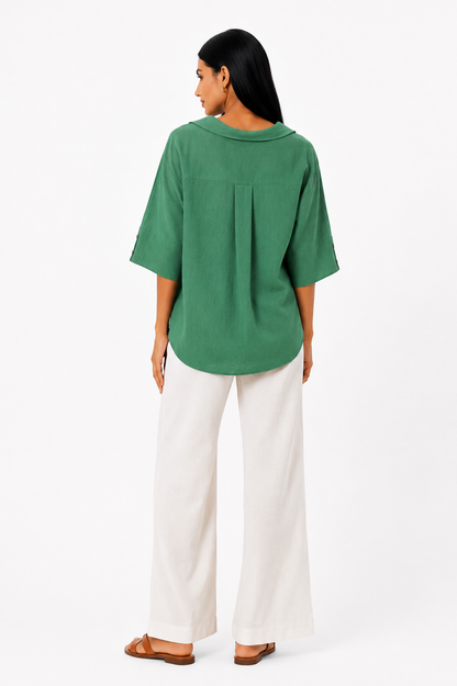 Blusa blanca de corte fluido de la marca Vera Serrat, con diseño elegante y tejido ligero, en imagen.
