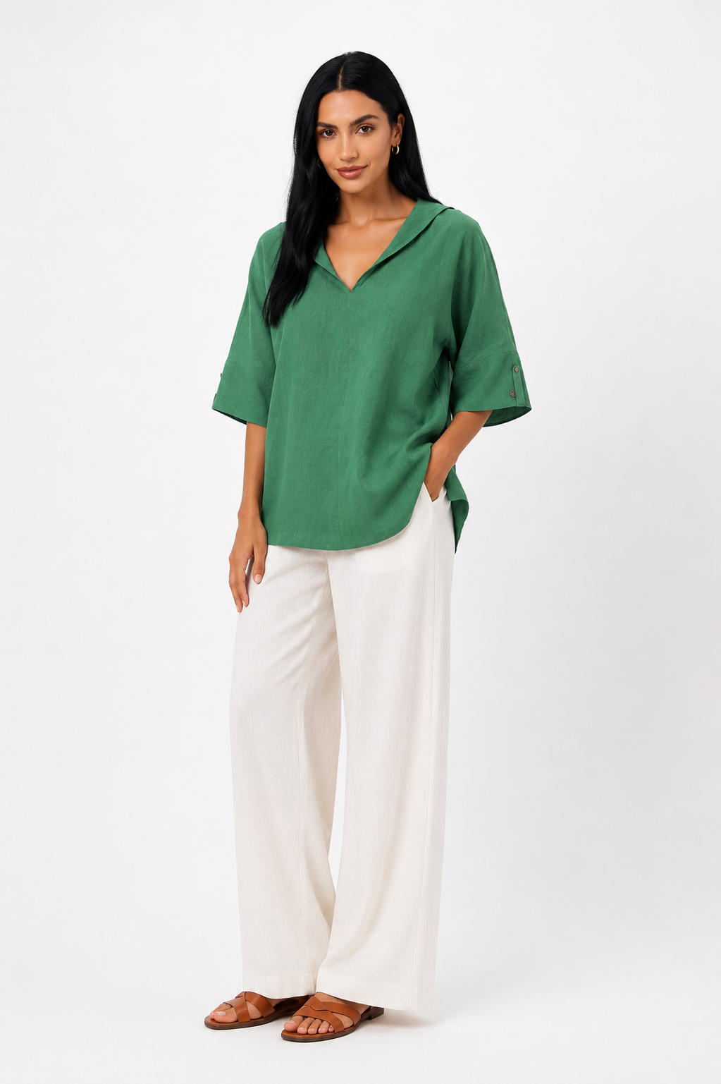 Blusa blanca de corte fluido de la marca Vera Serrat, mostrando su diseño ligero y elegante en una modelo.