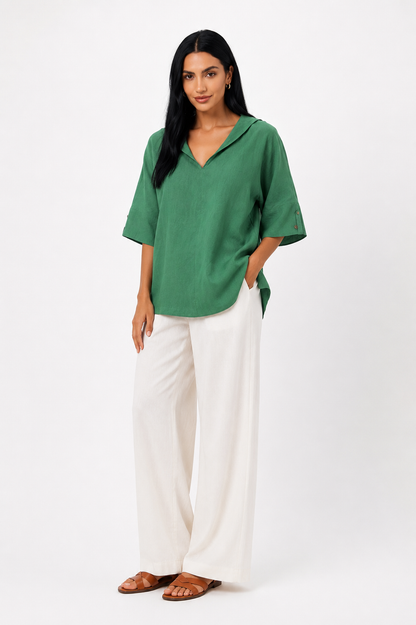 Blusa blanca de corte fluido de la marca Vera Serrat, mostrando su diseño ligero y elegante en una modelo.