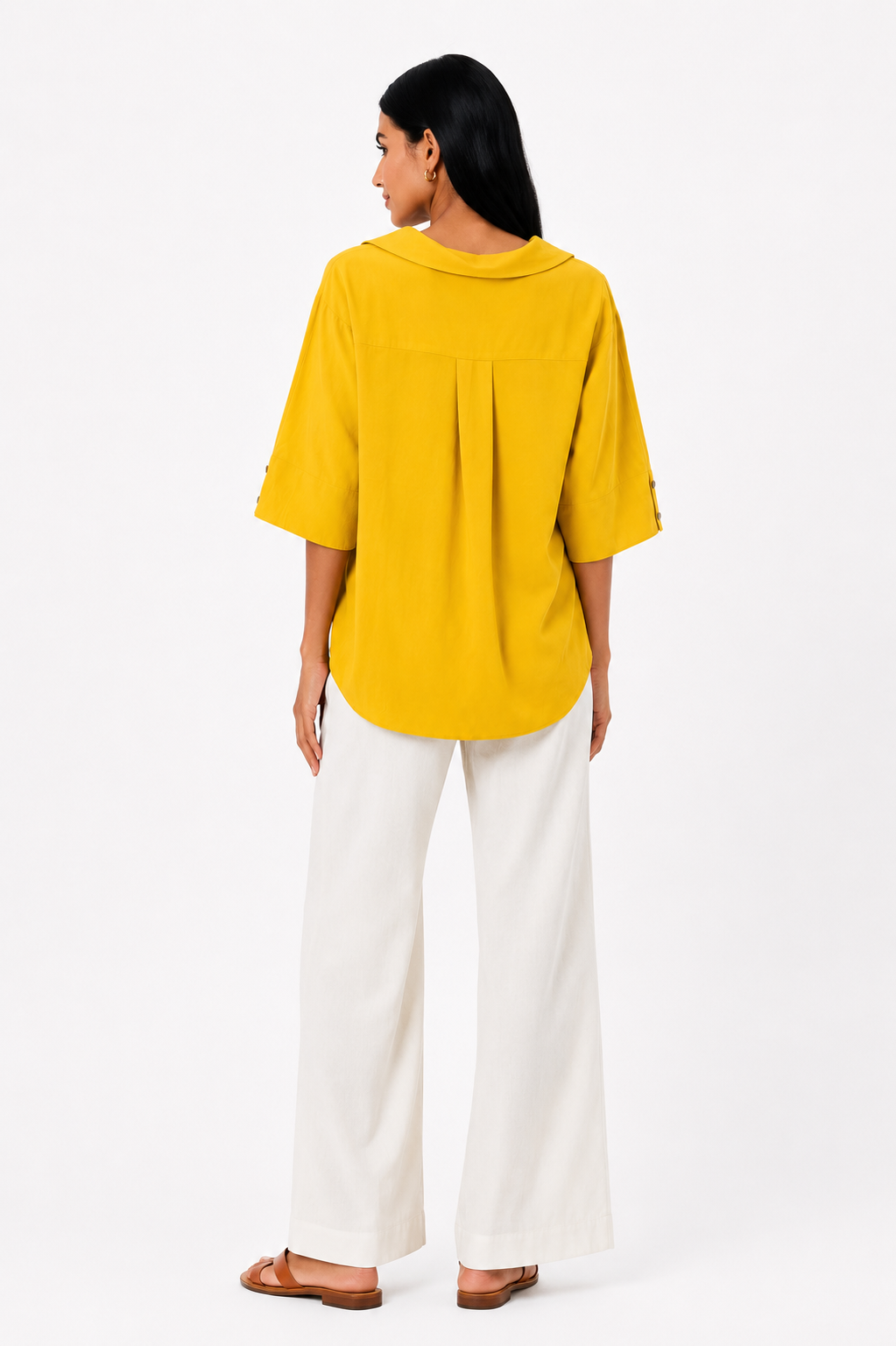 Blusa blanca de corte fluido de la marca Vera Serrat, diseñada por Lucía, con tejido ligero y estilo elegante.
