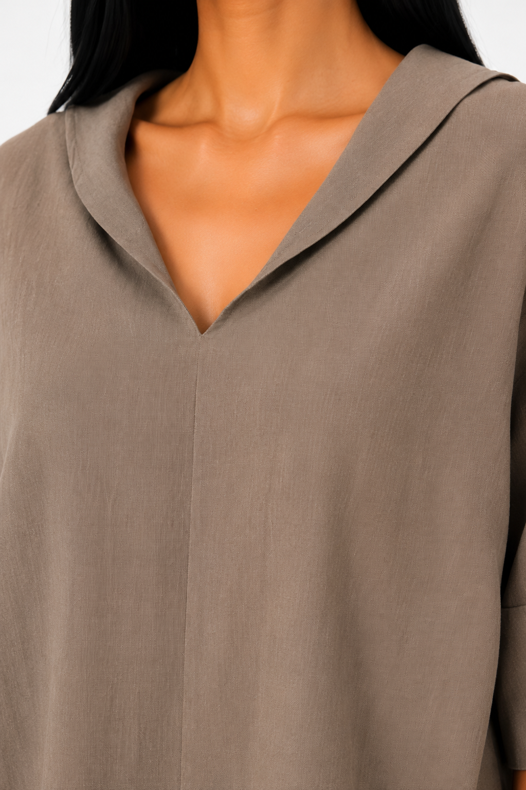 Blusa blanca de corte fluido de la marca Vera Serrat, con diseño elegante y tela ligera, en una modelo usando la prenda.