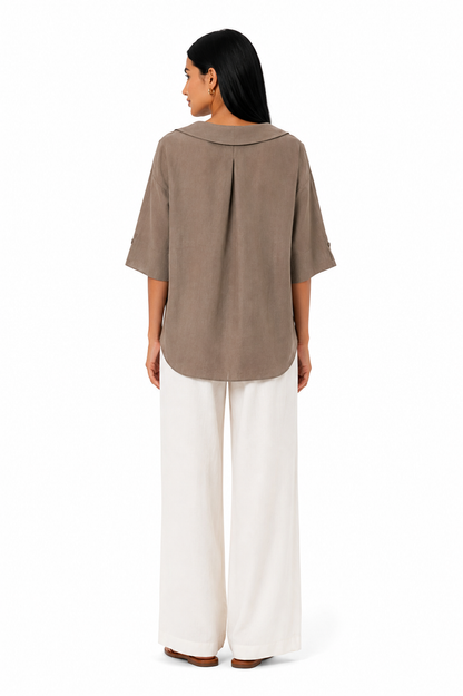 Blusa blanca de corte fluido de la marca Vera Serrat, con diseño elegante y tejido ligero sobre fondo blanco.