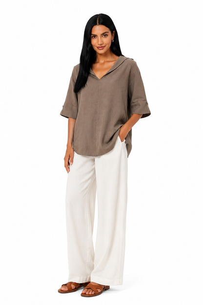 Blusa blanca de corte fluido de la marca Vera Serrat, con diseño elegante y cómodo para diferentes estilos.