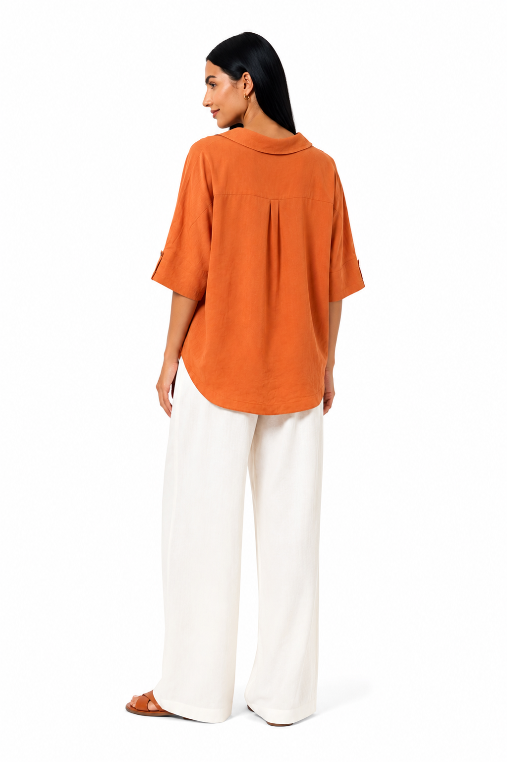 Blusa blanca de corte fluido de la marca Vera Serrat, con diseño elegante y tejido suave, perfecta para looks casual y formales.