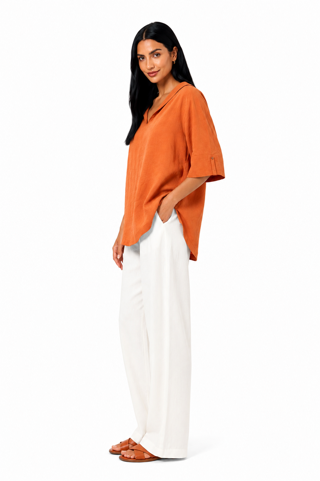 Blusa blanca de corte fluido de la marca Vera Serrat, con diseño elegante y tela ligera, en un fondo neutro.