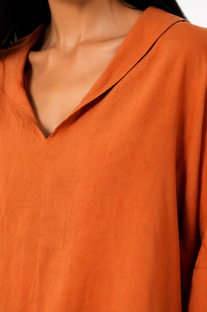 Blusa blanca de corte fluido de la marca Vera Serrat, con diseño elegante y tejido suave, para un estilo cómodo y sofisticado.