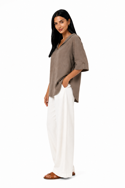 Blusa blanca de corte fluido de la marca Vera Serrat, con diseño elegante y tejido suave, perfecta para estilos casuales y formales.