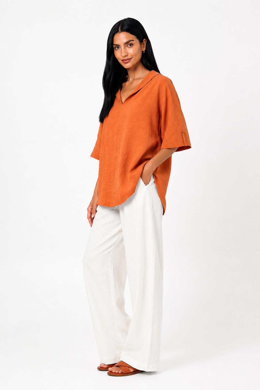 Blusa blanca de corte fluido de la marca Vera Serrat, con diseño elegante y tejido ligero, mostrada en la imagen.