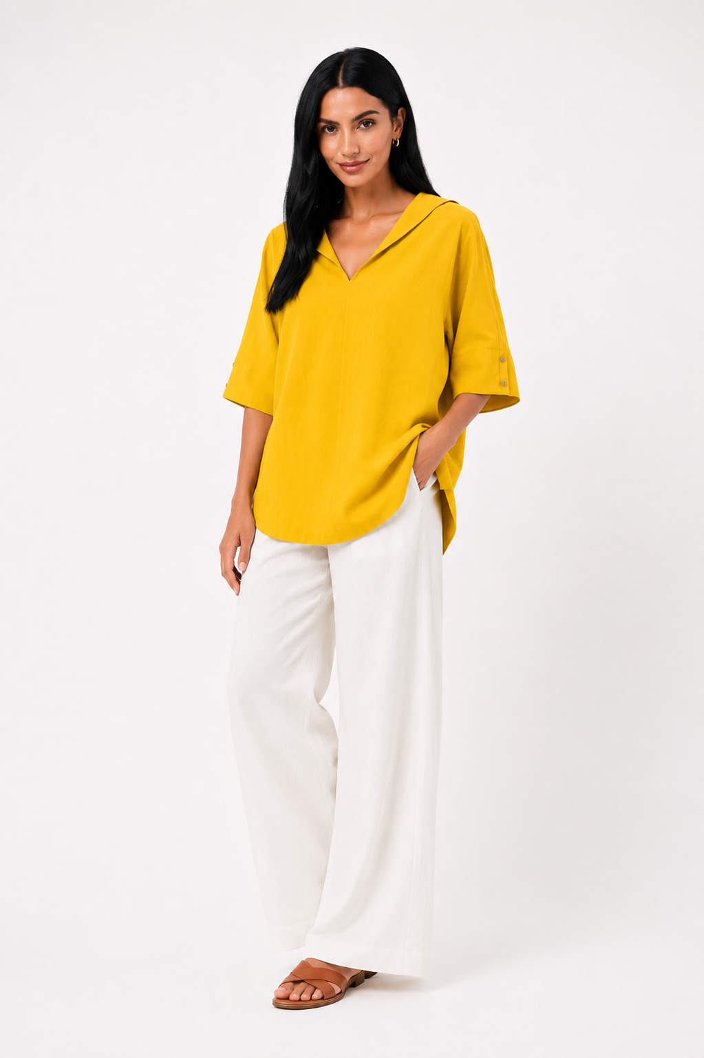 Blusa blanca de corte fluido de la marca Vera Serrat, con diseño elegante y tela suave, mostrada en la imagen.