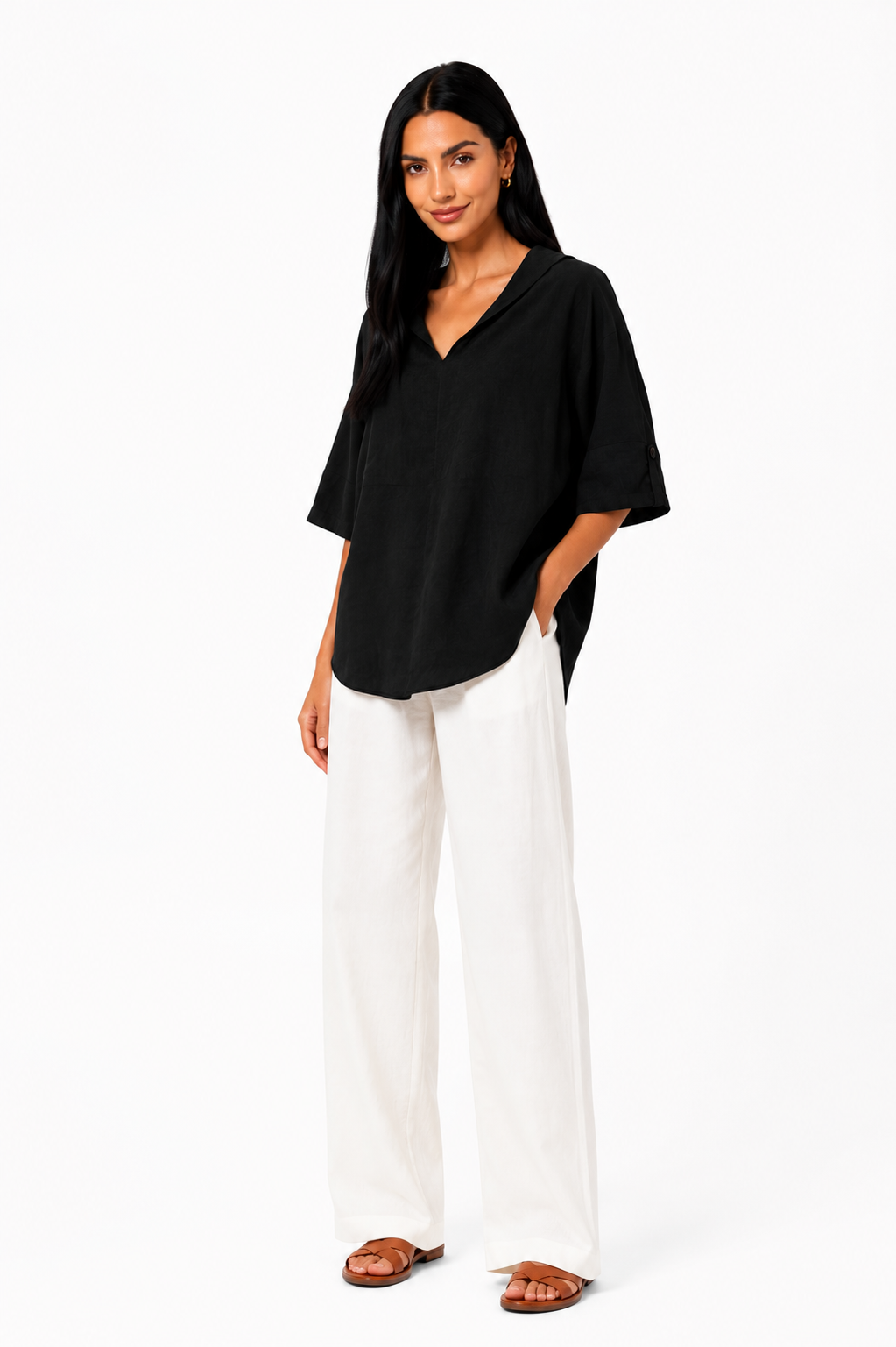 Blusa blanca de corte fluido de la marca Vera Serrat, diseñada por Lucía, mostrando un estilo elegante y cómodo.