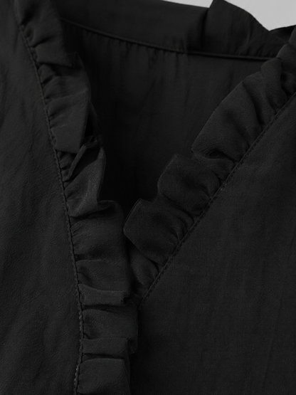 Camisa de algodón y lino con volantes de la marca Vera Serrat, mostrando detalles de la prenda en color blanco.