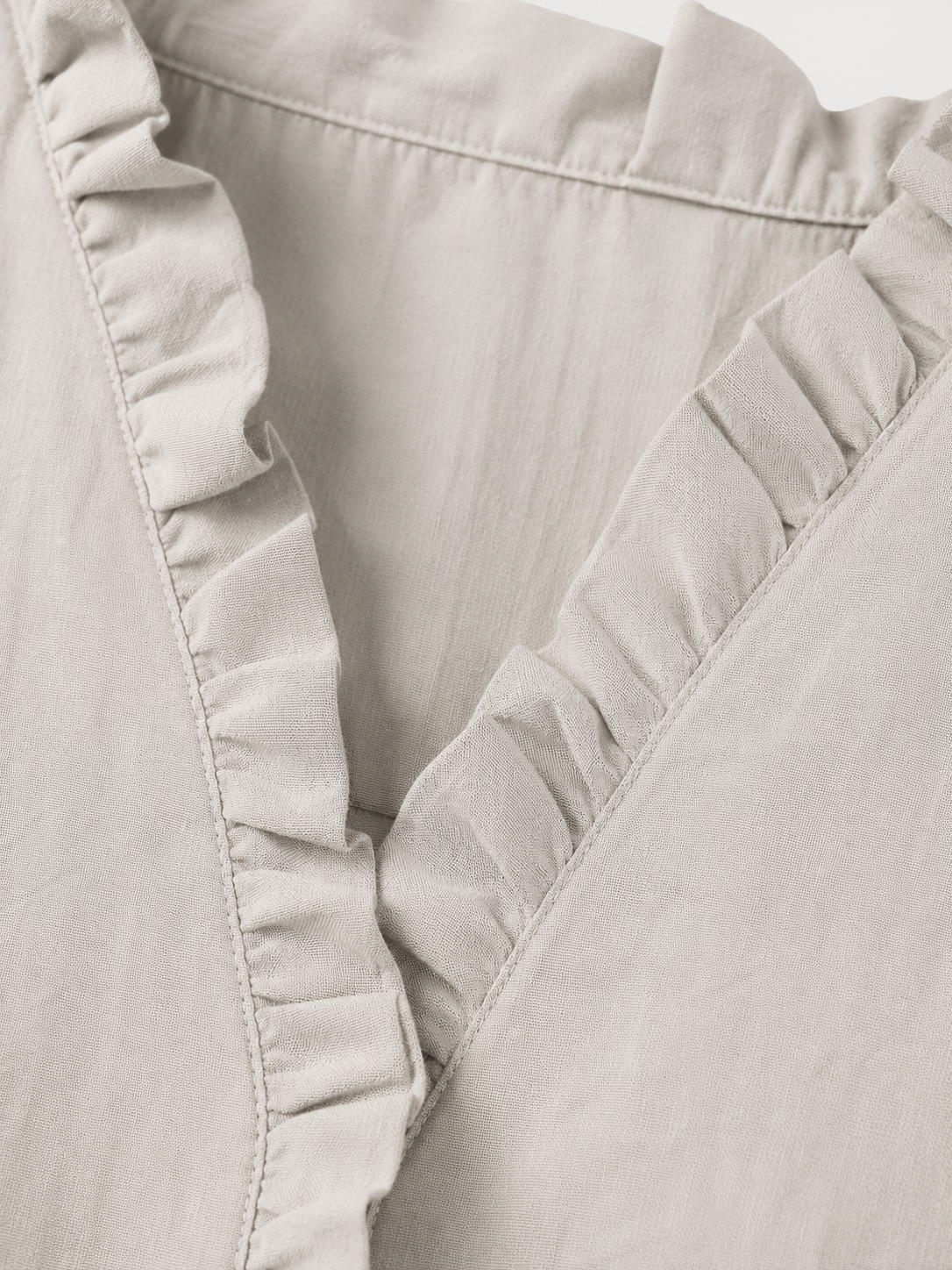 Camisa de algodón y lino con volantes de la marca Vera Serrat, en color blanco con detalles elegantes y femeninos.