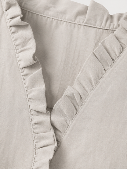 Camisa de algodón y lino con volantes de la marca Vera Serrat, en color blanco con detalles elegantes y femeninos.