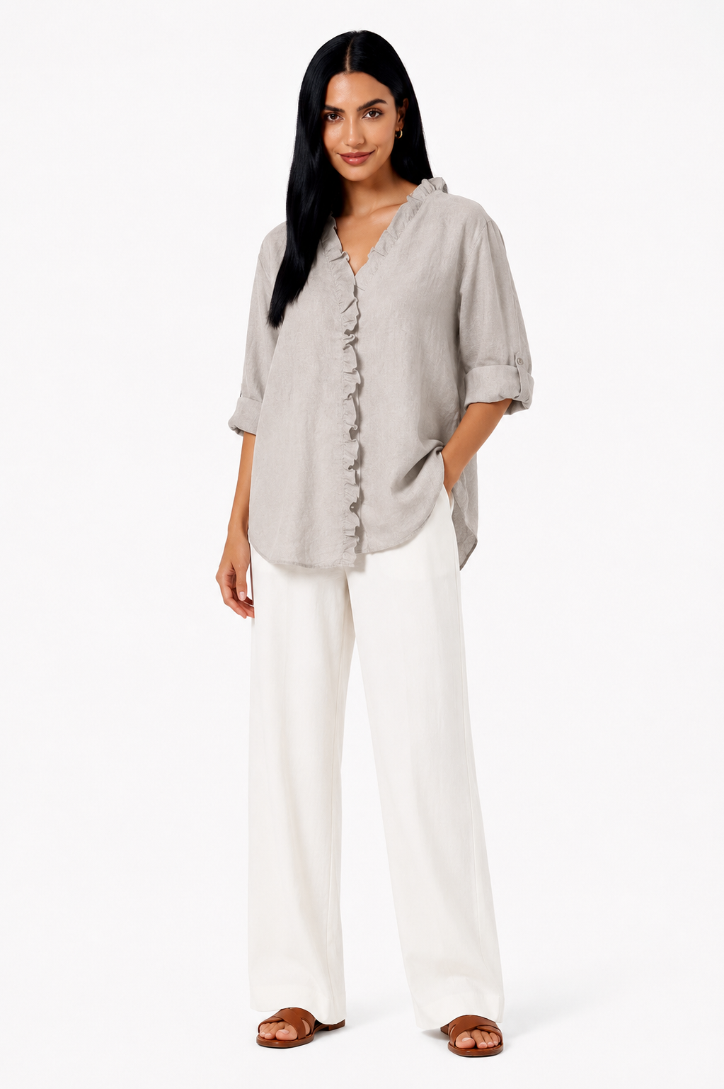 Camisa de algodón y lino con volantes de la marca Vera Serrat, en color blanco, con detalles femeninos y mangas acampanadas.