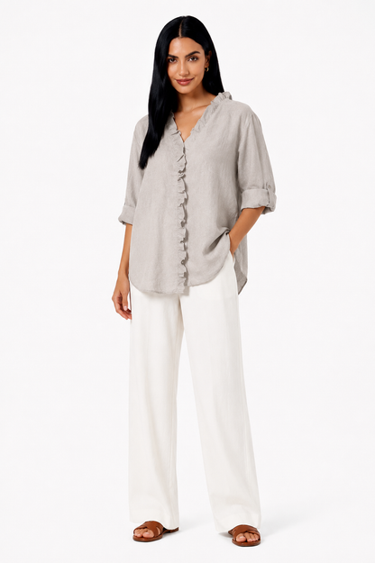 Camisa de algodón y lino con volantes de la marca Vera Serrat, en color blanco, con detalles femeninos y mangas acampanadas.