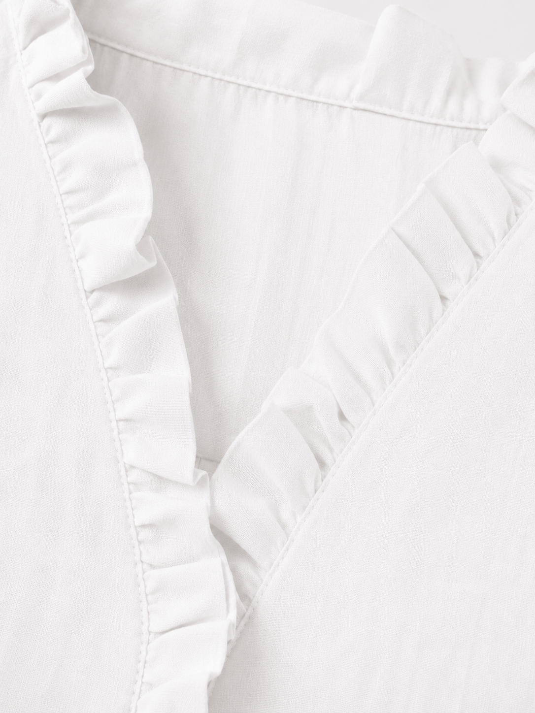 Camisa de algodón y lino con volantes de la marca Vera Serrat, en color blanco, con detalles elegantes y estilo fresco.