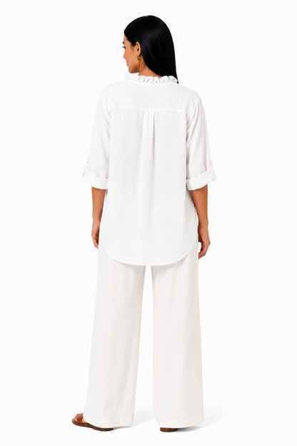 Camisa de algodón y lino con volantes de la marca Vera Serrat, en color blanco con detalles elegantes y femeninos.