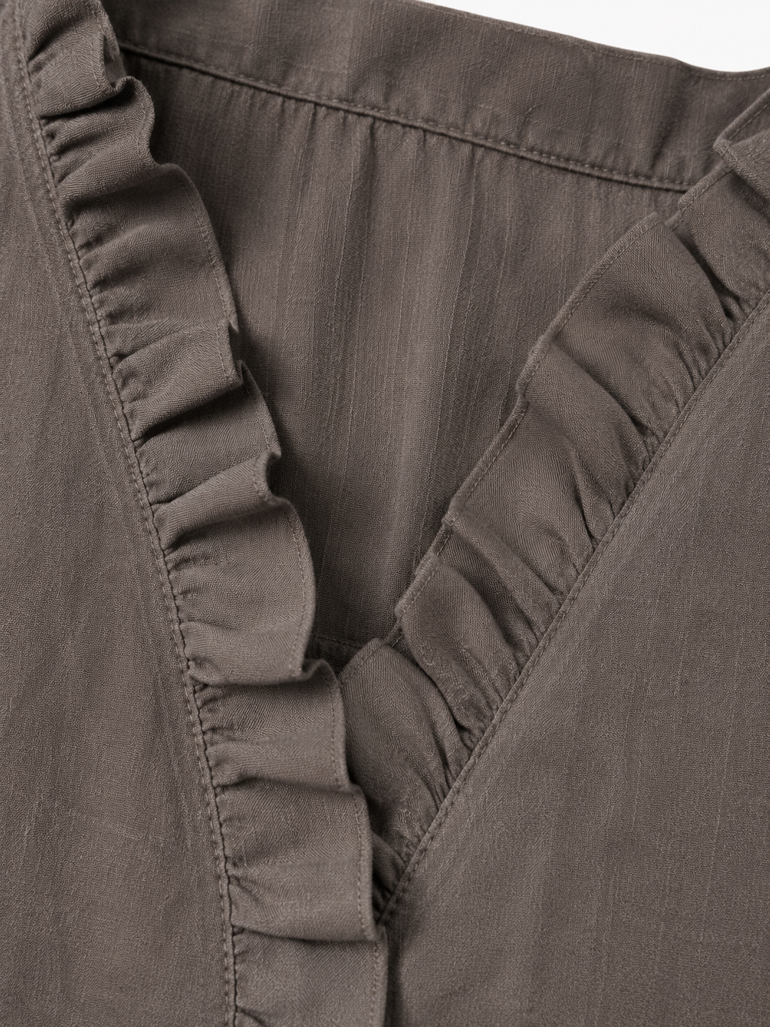 Camisa de algodón y lino con volantes de la marca Vera Serrat, mostrando el diseño elegante y detalles en la prenda.