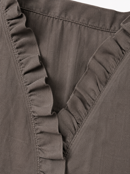 Camisa de algodón y lino con volantes de la marca Vera Serrat, mostrando el diseño elegante y detalles en la prenda.