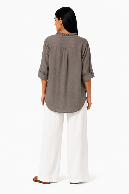 Camisa de algodón y lino con volantes de la marca Vera Serrat, en color blanco, mostrando detalles de los volantes en la parte superior.