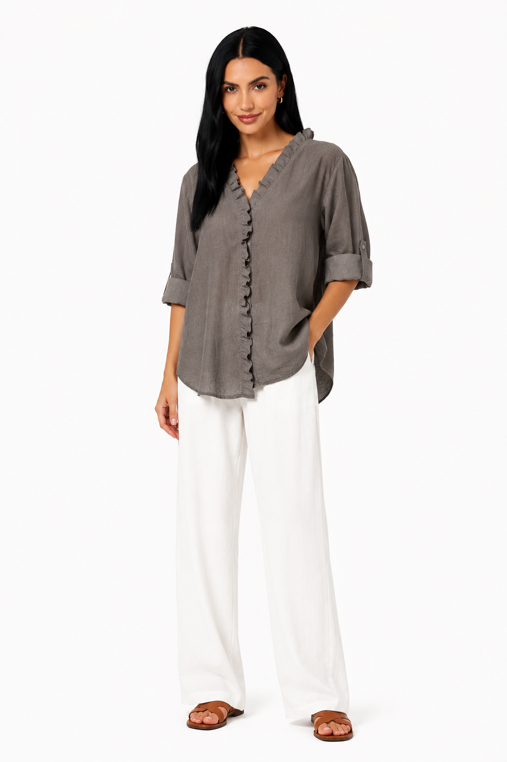 Camisa de algodón y lino con volantes de la marca Vera Serrat, color blanco, con detalles en los puños y cuello.