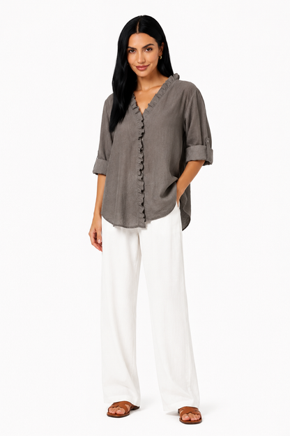 Camisa de algodón y lino con volantes de la marca Vera Serrat, color blanco, con detalles en los puños y cuello.