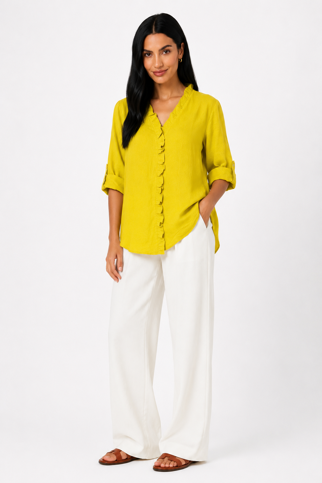 Camisa de algodón y lino con volantes de la marca Vera Serrat, en color blanco, mostrando detalles de los volantes en la parte superior.