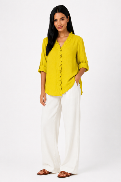 Camisa de algodón y lino con volantes de la marca Vera Serrat, en color blanco, mostrando detalles de los volantes en la parte superior.