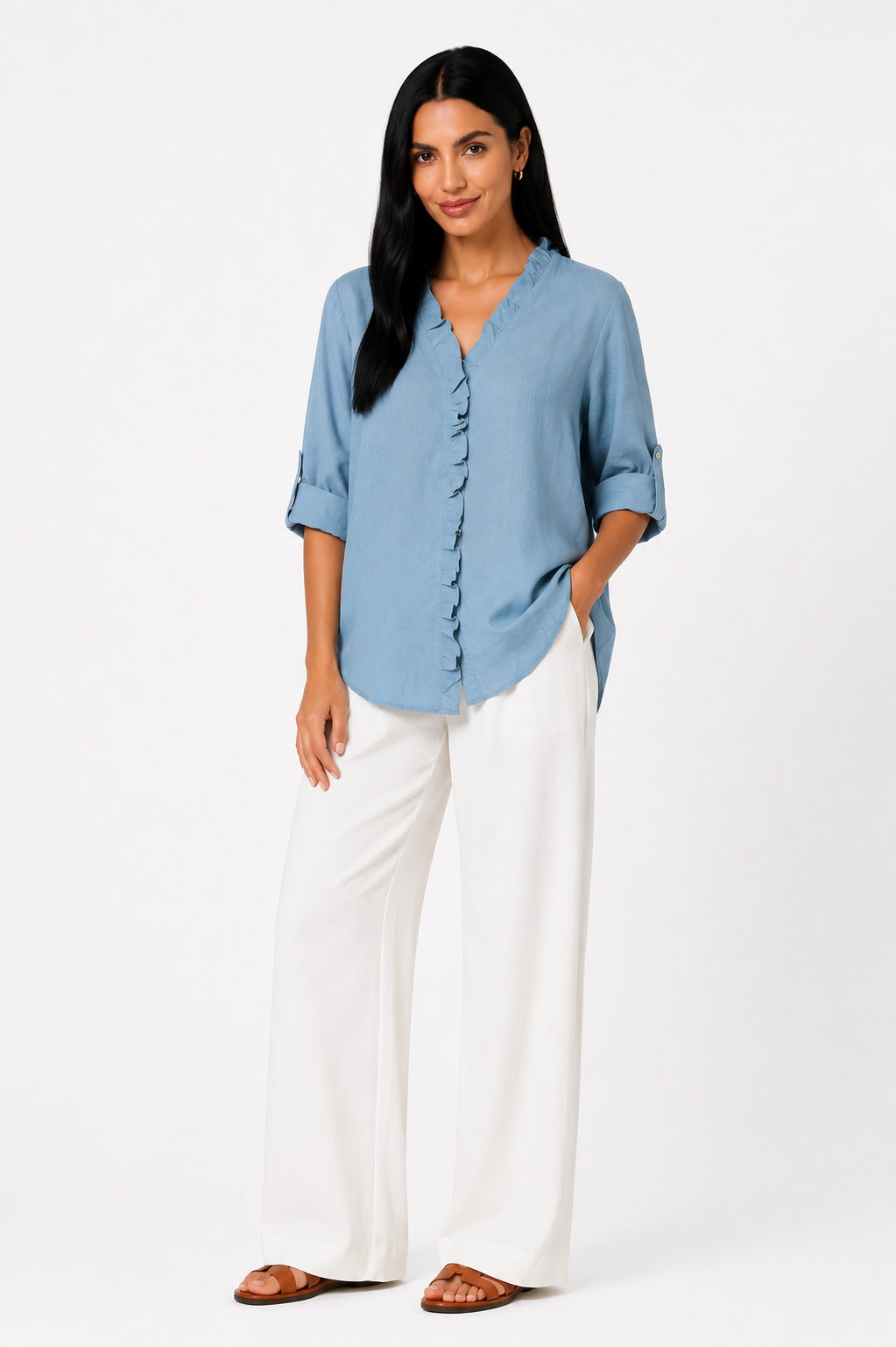 Camisa de algodón y lino con volantes de la marca Vera Serrat, en color blanco, con detalles de volante en los hombros.