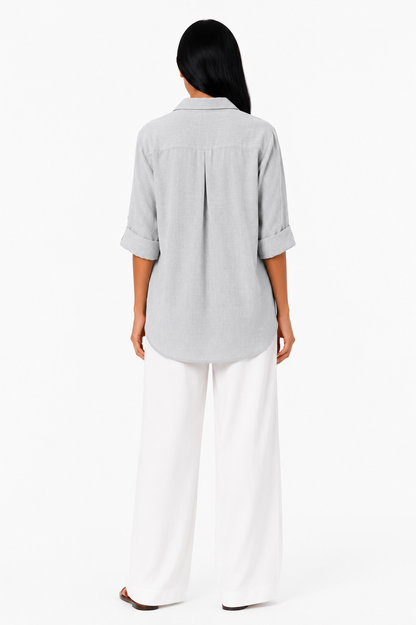Blusa de lino premium Eva de Vera Serrat, muestra detalles de la tela y diseño elegante en color claro.