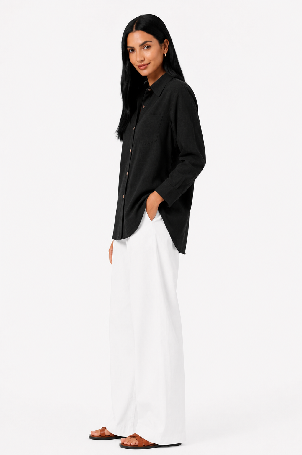 Blusa de lino premium Eva de Vera Serrat, de color claro y diseño elegante, perfecta para looks casual y sofisticados.