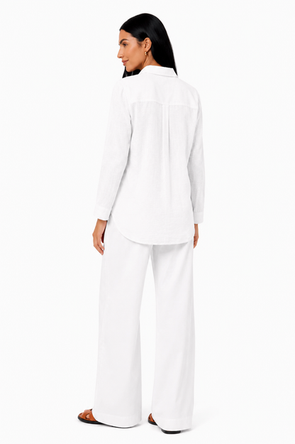 Blusa de lino premium Eva de Vera Serrat, con diseño elegante y cómodo, en color blanco, muestra el tejido y detalles de la prenda.