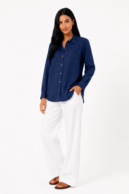 Blusa de lino premium Eva de Vera Serrat, muestra detalles de la tela y diseño elegante en color claro.