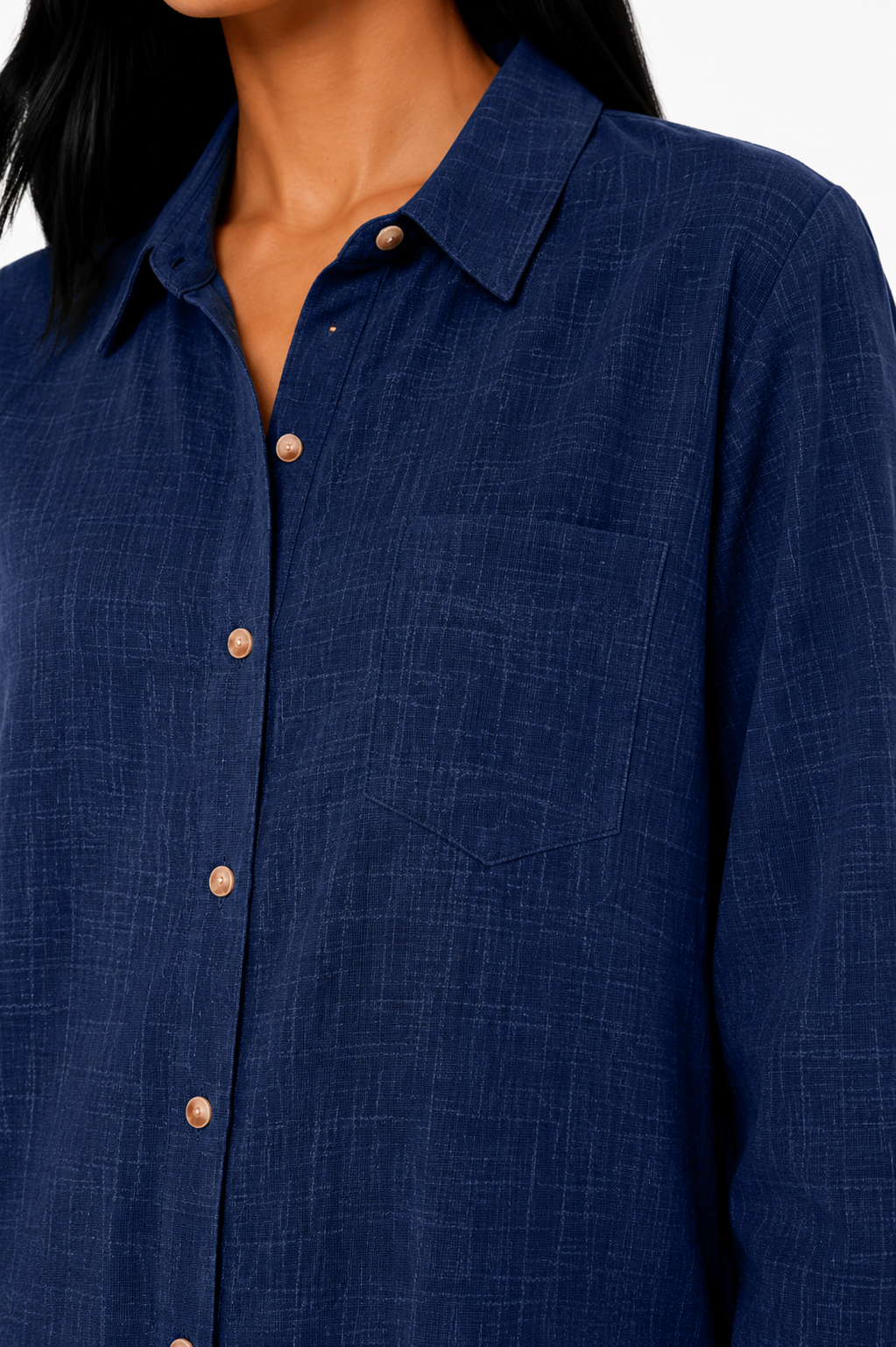 Blusa de lino premium Eva de Vera Serrat, de color claro, con diseño elegante y detalles en la parte superior.