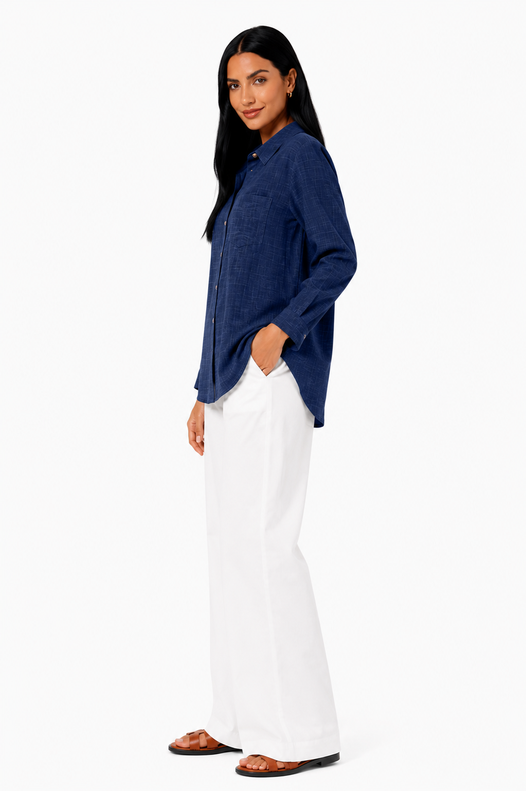 Blusa de lino premium Eva de Vera Serrat, muestra el diseño ligero y elegante con detalles en la tela y estilo moderno.