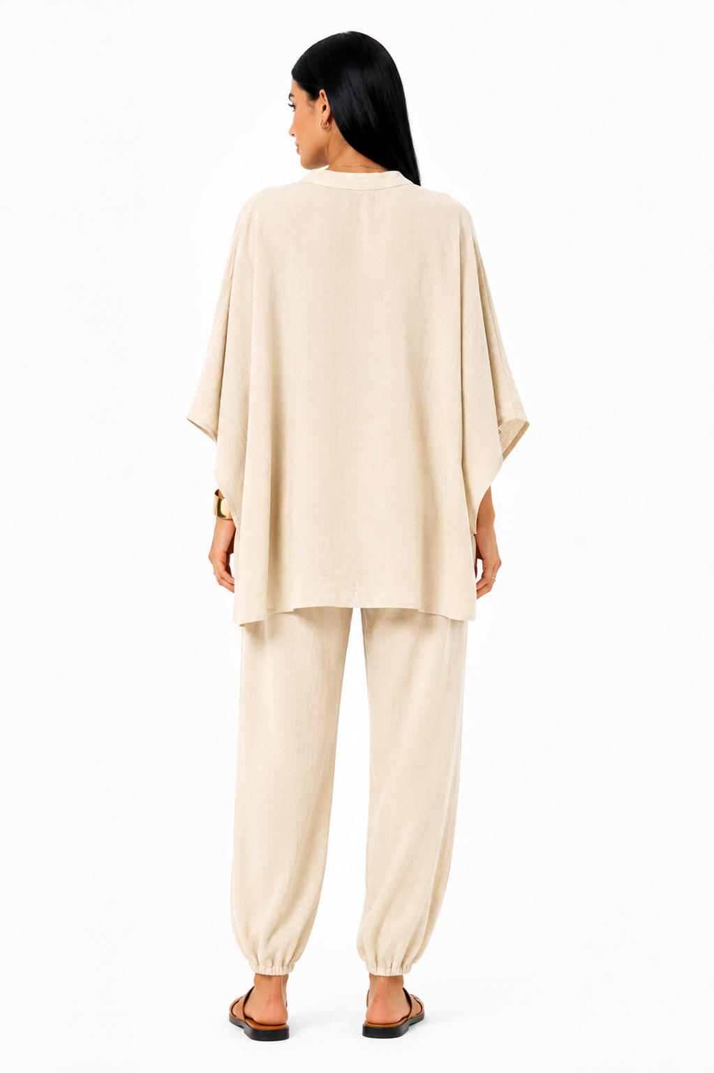 Conjunto de blusa fluida y pantalón ancho para mujer, marca Vera Serrat, en tonos neutros, ideal para un estilo cómodo y elegante.