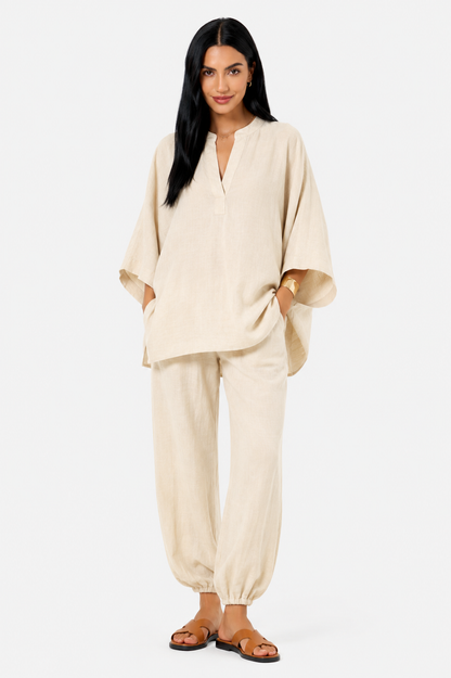 Conjunto de blusa fluida y pantalón ancho para mujer de Vera Serrat, en tonos suaves, estilo elegante y cómodo.