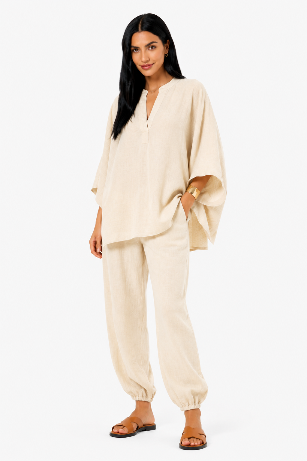 Blusa fluida y pantalón ancho para mujer de Vera Serrat en conjunto, en colores neutros, mostrando el estilo cómodo y elegante.
