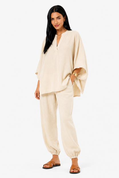 Blusa fluida y pantalón ancho para mujer de Vera Serrat en conjunto, en colores neutros, mostrando el estilo cómodo y elegante.