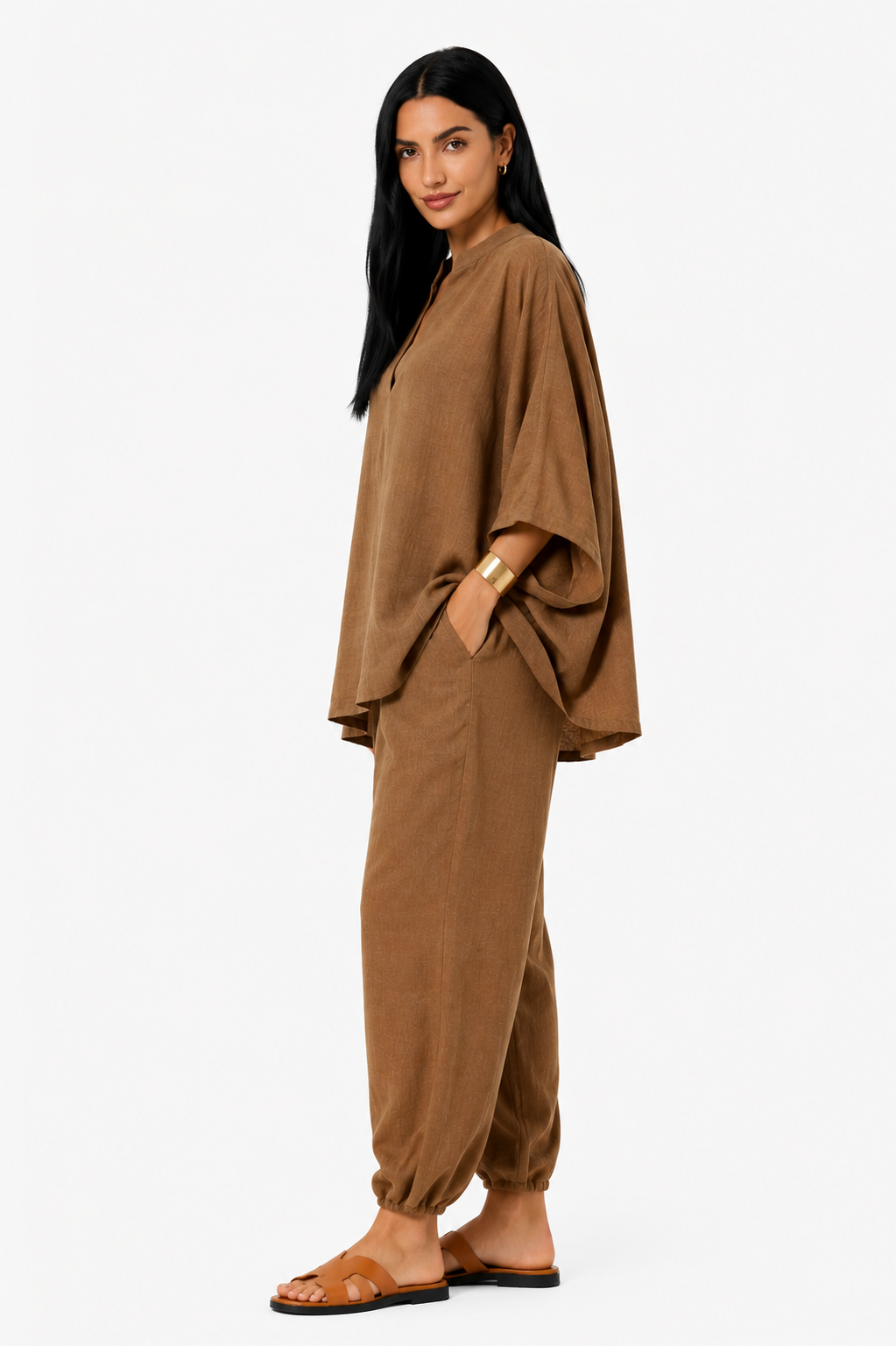Conjunto de blusa fluida y pantalón ancho para mujer de Vera Serrat, en colores neutros, estilo elegante y cómodo.