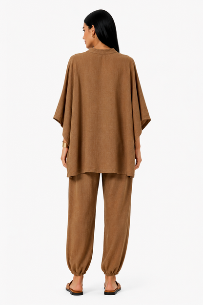 Conjunto de blusa fluida y pantalón ancho para mujer de Vera Serrat, en colores neutros, estilo elegante y cómodo.